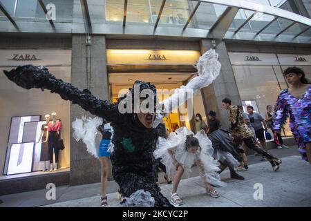 L'organisation internationale de l'environnement extinction Rebellion (XR) organise un défilé sur la rue Florida comme action directe non-violente sous le titre "la mode rapide nous conduit à l'effondrement" pour faire apparaître les problèmes de l'industrie de la mode rapide, la deuxième industrie la plus polluante dans le monde, à Buenos Aires, Argentine, 22 décembre 2021. (Photo de Matías Baglietto/NurPhoto) Banque D'Images