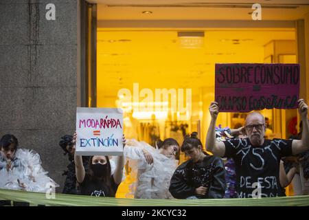 L'organisation internationale de l'environnement extinction Rebellion (XR) organise un défilé sur la rue Florida comme action directe non-violente sous le titre "la mode rapide nous conduit à l'effondrement" pour faire apparaître les problèmes de l'industrie de la mode rapide, la deuxième industrie la plus polluante dans le monde, à Buenos Aires, Argentine, 22 décembre 2021. (Photo de Matías Baglietto/NurPhoto) Banque D'Images