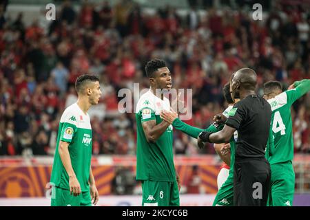 (6) l'équipe de F. Ngoma d'Al Raja prend avec l'arbitre JEAN-JACQUES NGAMBO NDALA lors de la Super Cup finale de la CAF entre Al Ahly et Raja Casablanca au stade Al Rayyan à Al Rayyan, Qatar, le 22 décembre 2021. (Photo par Ayman Aref/NurPhoto) Banque D'Images