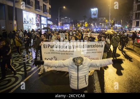 Manifestation à Barcelone contre de nouvelles restrictions en Espagne et en Catalogne, et contre le programme de vaccination, le 22 décembre 2021 (photo de Robert Bonet/NurPhoto) Banque D'Images