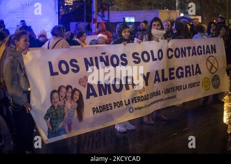 Manifestation à Barcelone contre de nouvelles restrictions en Espagne et en Catalogne, et contre le programme de vaccination, le 22 décembre 2021 (photo de Robert Bonet/NurPhoto) Banque D'Images