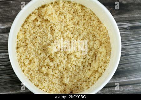 Plat de cuisine arabe de petits granules vapeur de blé dur roulé semolina appelé Koskosi, couscous, kusksi ou kseksu, populaire au Maroc, Algérie, Banque D'Images