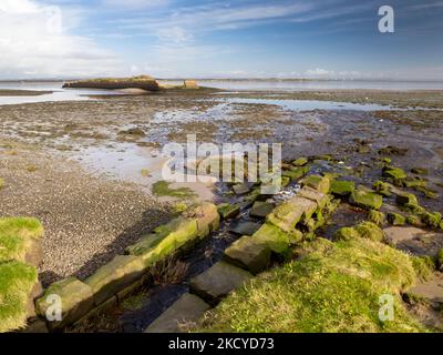 Un ruisseau se vidant dans l'estuaire de Solway à Port Carlisle à Cumbria, au Royaume-Uni. Banque D'Images