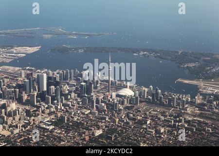 Vue aérienne de la ville de Toronto en Ontario, Ontario, Canada, on 26 août 2012. Les sites remarquables de la Tour CN et du Skydome sont illustrés ici avec les gratte-ciel du centre-ville. (Photo de Creative Touch Imaging Ltd./NurPhoto) Banque D'Images