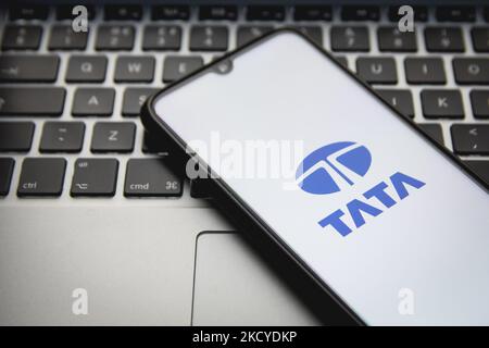 Sur cette photo, un logo Tata Motors apparaît sur l'écran d'un smartphone avec un mot-clé d'ordinateur en arrière-plan à Athènes, Grèce sur 23 décembre 2021. (Photo de Nikolas Kokovovlis/NurPhoto) Banque D'Images