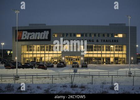 Brandt, truquage et remorques de camions, un service de fournisseur d'équipement commercial et industriel, vu le long de l'autoroute 2 au sud d'Edmonton recouvert de neige fraîche cet après-midi. Les prévisions annoncent que la région d'Edmonton sera frappée par un froid extrême à partir de Noël, avec des températures de jour tombant entre -22 C et -31 C et entre -26 C et -36 C la nuit. Mercredi, 22 décembre 2021, à Edmonton, en Alberta, Canada. (Photo par Artur Widak/NurPhoto) Banque D'Images