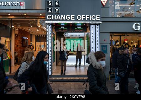 Les gens changent de l'argent dans un bureau de change à Istanbul, Turquie 24 décembre 2021. La Turquie a créé un nouveau modèle économique pour empêcher la hausse du taux de change et pour ajouter de la valeur à la lire turque. Après l'annonce du président turc Recep Tayyip Erdogan, la lire turque a gagné en valeur. (Photo par Erhan Demirtas/NurPhoto) Banque D'Images