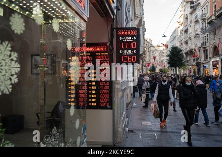 Les gens changent de l'argent dans un bureau de change à Istanbul, Turquie 24 décembre 2021. La Turquie a créé un nouveau modèle économique pour empêcher la hausse du taux de change et pour ajouter de la valeur à la lire turque. Après l'annonce du président turc Recep Tayyip Erdogan, la lire turque a gagné en valeur. (Photo par Erhan Demirtas/NurPhoto) Banque D'Images