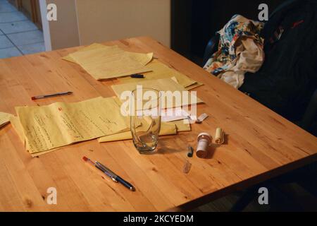 La bouteille vide de pilules pour le médicament Aderall repose sur la table par un étudiant d'université l'étude note la nuit avant mi-mandat à Windsor, Ontario, Canada. Les étudiants de l'université et du collège utilisent le médicament Adderall pour garder leur foyer, en particulier pendant les périodes stressantes comme le temps d'examen. Adderall, une amphétamine prescrite aux individus avec le trouble d'hyperactivité avec déficit de l'attention (TDAH) est maintenant commune sur les campus à travers l'Amérique du Nord. Les chercheurs des États-Unis estiment que jusqu'à 30 % des étudiants y ont abuser d'Adderall. (Photo de Creative Touch Imaging Ltd./Nur Banque D'Images