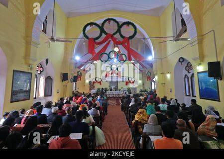 Les dévotés chrétiens proposent des prières à l'église Saint-Andrew pendant les célébrations de Noël , à Jaipur , Rajasthan, Inde, le samedi 25,2021 décembre.(photo de Vishal Bhatnagar/NurPhoto) Banque D'Images