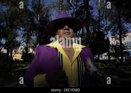 Pablo Estevez, pachuco, arrive à la Plaza de la Ciudadela près du centre historique de Mexico pour danser à la musique comme mambo, danzón, salsa et jazz, pendant l'urgence sanitaire COVID-19 et le feu vert de circulation épidémiologique dans la ville. C'est un style d'être et de s'habiller qui a émergé dans les 1930s jeunes dans la zone frontalière du Mexique et des États-Unis. Le costume de zoot de Baggy est apparu dans le 1930s à Harlem, New York, parmi les musiciens de jazz et a été appelé draperies. Par la suite, son utilisation s'est étendue aux communautés non anglo-saxonnes comme les Italiens, les Juifs et, éventuellement, le Mexica Banque D'Images