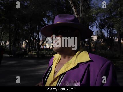 Pablo Estevez, pachuco, arrive à la Plaza de la Ciudadela près du centre historique de Mexico pour danser à la musique comme mambo, danzón, salsa et jazz, pendant l'urgence sanitaire COVID-19 et le feu vert de circulation épidémiologique dans la ville. C'est un style d'être et de s'habiller qui a émergé dans les 1930s jeunes dans la zone frontalière du Mexique et des États-Unis. Le costume de zoot de Baggy est apparu dans le 1930s à Harlem, New York, parmi les musiciens de jazz et a été appelé draperies. Par la suite, son utilisation s'est étendue aux communautés non anglo-saxonnes comme les Italiens, les Juifs et, éventuellement, le Mexica Banque D'Images