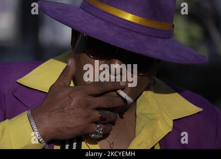 Pablo Estevez, pachuco, fume une cigarette sur la Plaza de la Ciudadela près du Centro Histórico de Mexico à la recherche de musique dansante comme mambo, danzón, salsa et jazz, pendant l'urgence sanitaire COVID-19 et le feu vert de circulation épidémiologique dans la ville. C'est un style d'être et de s'habiller qui a émergé dans les 1930s jeunes dans la zone frontalière du Mexique et des États-Unis. Le costume de zoot de Baggy est apparu dans le 1930s à Harlem, New York, parmi les musiciens de jazz et a été appelé draperies. Par la suite, son utilisation s'est répandue parmi les communautés non anglo-saxonnes comme les Italiens, les Juifs et EV Banque D'Images