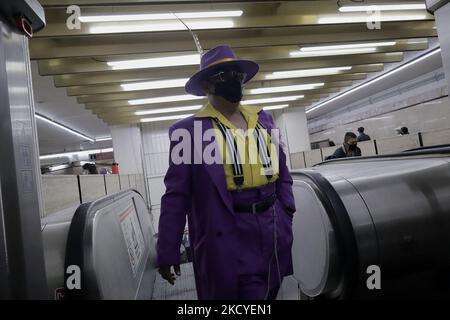 Pablo Estevez, pachuco, à l'intérieur de la gare de Balderas à Mexico pendant l'urgence sanitaire COVID-19 et le feu vert de circulation épidémiologique dans la ville. C'est un style d'être et de s'habiller qui a émergé dans les 1930s jeunes dans la zone frontalière du Mexique et des États-Unis. Le costume de zoot de Baggy est apparu dans le 1930s à Harlem, New York, parmi les musiciens de jazz et a été appelé draperies. Par la suite, son utilisation s'est étendue aux communautés non anglo-saxonnes comme les Italiens, les Juifs et, éventuellement, les Mexicains. Le 25 décembre 2021, à Mexico. (Photo de Gerardo Vieyra/NurPhoto) Banque D'Images