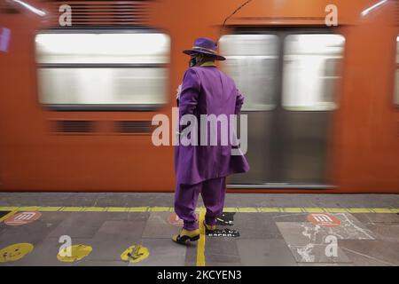 Pablo Estevez, pachuco, attend de monter à bord d'une voiture de métro à l'intérieur de la station Balderas à Mexico pendant l'urgence sanitaire COVID-19 et le feu vert de circulation épidémiologique dans la ville. C'est un style d'être et de s'habiller qui a émergé dans les 1930s jeunes dans la zone frontalière du Mexique et des États-Unis. Le costume de zoot de Baggy est apparu dans le 1930s à Harlem, New York, parmi les musiciens de jazz et a été appelé draperies. Par la suite, son utilisation s'est étendue aux communautés non anglo-saxonnes comme les Italiens, les Juifs et, éventuellement, les Mexicains. Le 25 décembre 2021, à Mexico. (Photo de Gerardo Vieyra/N. Banque D'Images