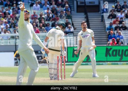 James Anderson, d'Angleterre, célèbre le cricket de Steve Smith, d'Australie, lors du deuxième jour du troisième match de test de la série Ashes entre l'Australie et l'Angleterre, au Melbourne Cricket Ground, sur 27 décembre 2021, à Melbourne, en Australie. ( Photo par Izhar Khan/NurPhoto). (Usage éditorial uniquement) Banque D'Images