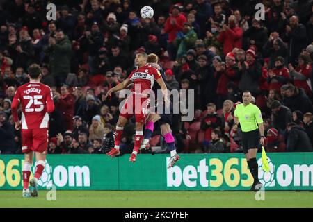 Lee Peltier de Middlesbrough concourt un cueilleur avec Jack Colback de la forêt de Nottingham lors du match de championnat Sky Bet entre Middlesbrough et la forêt de Nottingham au stade Riverside, Middlesbrough, le dimanche 26th décembre 2021.(photo de Mark Fletcher /MI News/NurPhoto) Banque D'Images