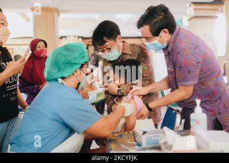 Une école maternelle et élémentaire de Jimbaran, Bali, en Indonésie, a organisé une vaccination Covid-19 pour les élèves âgés de 6-11 ans le lundi 27 décembre 2021. Plus tôt, l'Indonésie a mené avec succès une vaccination Covid-19 pour les étudiants âgés de 12-17 ans depuis juillet dernier. (Photo par Keyza Widiatmika/NurPhoto) Banque D'Images