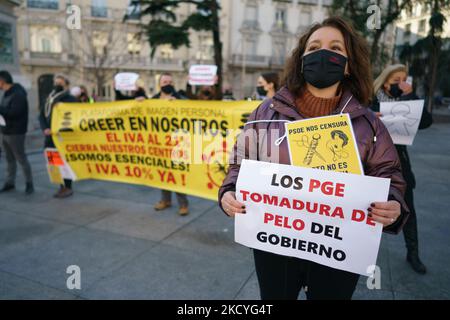 Plusieurs professionnels de la coiffure et de l'esthétique participent à un rassemblement devant le Congrès des députés avec des bannières et des poupées, le 28 décembre 2021 à Madrid, Espagne. C'est l'une des nombreuses protestations menées par les professionnels de l'image personnelle pour exiger la restauration de la TVA réduite à 10% dans le prochain budget général de l'Etat (PGE) pour 2022. Le rassemblement d'aujourd'hui a lieu en même temps que le Congrès des députés approuve les budgets de l'année prochaine. (Photo par Oscar Gonzalez/NurPhoto) Banque D'Images