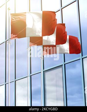 Mâts de drapeaux avec le drapeau du Pérou en face du centre d'affaires Banque D'Images