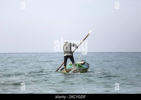 Un pêcheur palestinien pagayant son petit bateau dans la mer méditerranée à Gaza, sur 28 décembre 2021. (Photo de Sameh Rahmi/NurPhoto) Banque D'Images