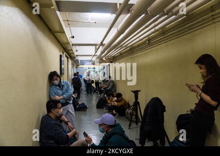 Les journalistes de Hong Kong campent à l'extérieur des bureaux de Stand News en attendant de prendre des photos du personnel quittant. Stand News a décidé de mettre fin aux opérations et de licencier tout son personnel aujourd'hui, après que la police ait gelé 60 millions de HKD dans les actifs et arrêté plusieurs de ses directeurs ou directeurs. Bien qu'il n'ait pas été arrêté, Ronson Chan a fait chercher sa maison et plusieurs de ses appareils électroniques lui ont été confisqués. Ronson Chan est également président de l'Association des journalistes de Hong Kong. À Hong Kong, le 29 décembre 2021. (Photo de Marc Fernandes/NurPhoto) Banque D'Images