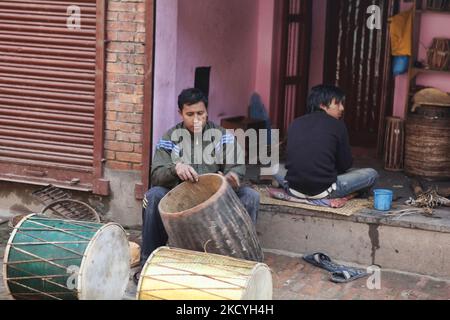 Les travailleurs qui font des tambours qui seront utilisés dans les cérémonies religieuses dans l'ancienne ville de Bhaktapur au Népal, sur 08 décembre 2011. (Photo de Creative Touch Imaging Ltd./NurPhoto) Banque D'Images