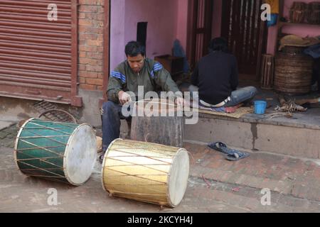 Les travailleurs qui font des tambours qui seront utilisés dans les cérémonies religieuses dans l'ancienne ville de Bhaktapur au Népal, sur 08 décembre 2011. (Photo de Creative Touch Imaging Ltd./NurPhoto) Banque D'Images