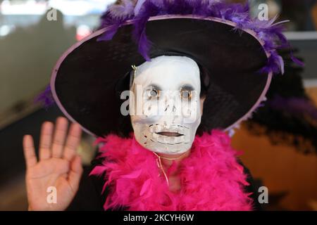 La jeune fille s'est habillée comme « la Catrina le Diva de la mort » lors des célébrations du jour des morts à Toronto, Ontario, Canada, on 09 novembre 2009. Le jour des morts (Dia de los Muertos) est une fête mexicaine traditionnelle qui coïncide avec le jour de tous les âmes dans le calendrier catholique, est marquée par des visites aux sites de tombe des proches. C'est une occasion joyeuse au cours de laquelle les célébrants se souviennent du défunt. (Photo de Creative Touch Imaging Ltd./NurPhoto) Banque D'Images