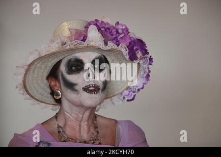 Femme habillée comme « la Catrina le Diva de la mort » lors des célébrations du jour des morts à Toronto, Ontario, Canada, on 09 novembre 2009. Le jour des morts (Dia de los Muertos) est une fête mexicaine traditionnelle qui coïncide avec le jour de tous les âmes dans le calendrier catholique, est marquée par des visites aux sites de tombe des proches. C'est une occasion joyeuse au cours de laquelle les célébrants se souviennent du défunt. (Photo de Creative Touch Imaging Ltd./NurPhoto) Banque D'Images