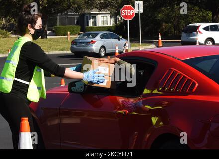 29 décembre 2021- Lac Mary, Floride, États-Unis - les travailleurs du comté de Seminole distribuent gratuitement des trousses d'essai à domicile COVID-19 aux résidents locaux à un emplacement de passage au Collège d'État de Seminole sur 29 décembre 2021, à Lake Mary, Floride. Les 10 800 kits de test rapide ont été distribués en deux heures pour répondre à la demande croissante de tests car le taux d'infection augmente en raison de la variante Omicron. (Photo de Paul Hennessy/NurPhoto) Banque D'Images