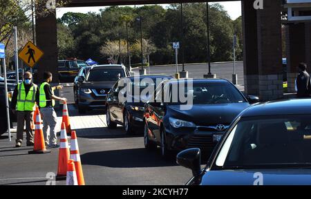 29 décembre 2021- Lac Mary, Floride, États-Unis - les gens arrivent en voiture pour recevoir gratuitement à la maison des kits d'essai COVID-19 à un emplacement de passage à Seminole State College sur 29 décembre 2021 à Lake Mary, Floride. Les 10 800 kits de test rapide ont été distribués en deux heures pour répondre à la demande croissante de tests car le taux d'infection augmente en raison de la variante Omicron. (Photo de Paul Hennessy/NurPhoto) Banque D'Images