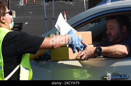 29 décembre 2021- Lac Mary, Floride, États-Unis - les travailleurs du comté de Seminole distribuent gratuitement des trousses d'essai à domicile COVID-19 aux résidents locaux à un emplacement de passage au Collège d'État de Seminole sur 29 décembre 2021, à Lake Mary, Floride. Les 10 800 kits de test rapide ont été distribués en deux heures pour répondre à la demande croissante de tests car le taux d'infection augmente en raison de la variante Omicron. (Photo de Paul Hennessy/NurPhoto) Banque D'Images