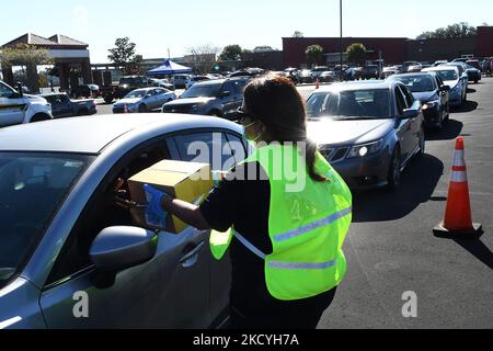 29 décembre 2021- Lac Mary, Floride, États-Unis - les travailleurs du comté de Seminole distribuent gratuitement des trousses d'essai à domicile COVID-19 aux résidents locaux à un emplacement de passage au Collège d'État de Seminole sur 29 décembre 2021, à Lake Mary, Floride. Les 10 800 kits de test rapide ont été distribués en deux heures pour répondre à la demande croissante de tests car le taux d'infection augmente en raison de la variante Omicron. (Photo de Paul Hennessy/NurPhoto) Banque D'Images