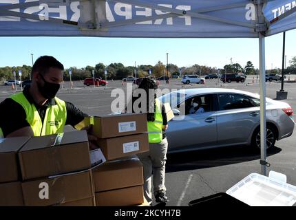 29 décembre 2021- Lac Mary, Floride, États-Unis - les travailleurs du comté de Seminole distribuent gratuitement des trousses d'essai à domicile COVID-19 aux résidents locaux à un emplacement de passage au Collège d'État de Seminole sur 29 décembre 2021, à Lake Mary, Floride. Les 10 800 kits de test rapide ont été distribués en deux heures pour répondre à la demande croissante de tests car le taux d'infection augmente en raison de la variante Omicron. (Photo de Paul Hennessy/NurPhoto) Banque D'Images
