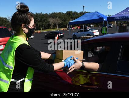 29 décembre 2021- Lac Mary, Floride, États-Unis - les travailleurs du comté de Seminole distribuent gratuitement des trousses d'essai à domicile COVID-19 aux résidents locaux à un emplacement de passage au Collège d'État de Seminole sur 29 décembre 2021, à Lake Mary, Floride. Les 10 800 kits de test rapide ont été distribués en deux heures pour répondre à la demande croissante de tests car le taux d'infection augmente en raison de la variante Omicron. (Photo de Paul Hennessy/NurPhoto) Banque D'Images