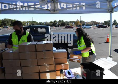 29 décembre 2021- Lac Mary, Floride, États-Unis - les travailleurs du comté de Seminole distribuent gratuitement des trousses d'essai à domicile COVID-19 aux résidents locaux à un emplacement de passage au Collège d'État de Seminole sur 29 décembre 2021, à Lake Mary, Floride. Les 10 800 kits de test rapide ont été distribués en deux heures pour répondre à la demande croissante de tests car le taux d'infection augmente en raison de la variante Omicron. (Photo de Paul Hennessy/NurPhoto) Banque D'Images