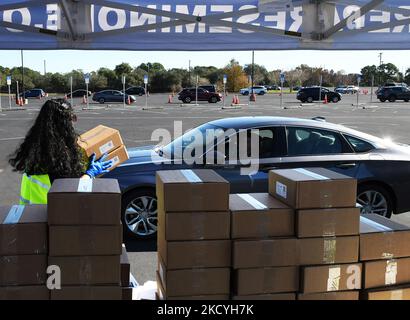 29 décembre 2021- Lac Mary, Floride, États-Unis - les travailleurs du comté de Seminole distribuent gratuitement des trousses d'essai à domicile COVID-19 aux résidents locaux à un emplacement de passage au Collège d'État de Seminole sur 29 décembre 2021, à Lake Mary, Floride. Les 10 800 kits de test rapide ont été distribués en deux heures pour répondre à la demande croissante de tests car le taux d'infection augmente en raison de la variante Omicron. (Photo de Paul Hennessy/NurPhoto) Banque D'Images