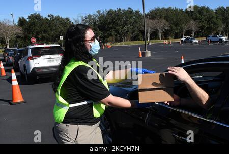 29 décembre 2021- Lac Mary, Floride, États-Unis - les travailleurs du comté de Seminole distribuent gratuitement des trousses d'essai à domicile COVID-19 aux résidents locaux à un emplacement de passage au Collège d'État de Seminole sur 29 décembre 2021, à Lake Mary, Floride. Les 10 800 kits de test rapide ont été distribués en deux heures pour répondre à la demande croissante de tests car le taux d'infection augmente en raison de la variante Omicron. (Photo de Paul Hennessy/NurPhoto) Banque D'Images