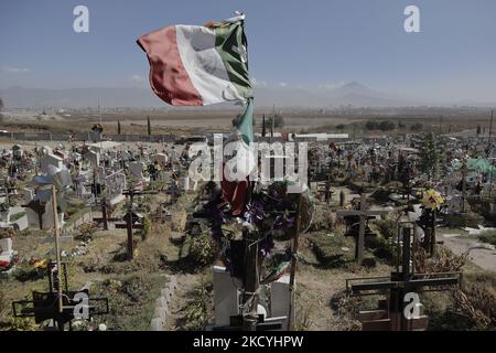 Un drapeau mexicain vole à l'intérieur du cimetière civil de Xico-Chalco, dans l'État du Mexique, à la veille du nouvel an, pendant l'urgence sanitaire COVID-19 au Mexique, le 29 décembre 2021. (Photo de Gerardo Vieyra/NurPhoto) Banque D'Images