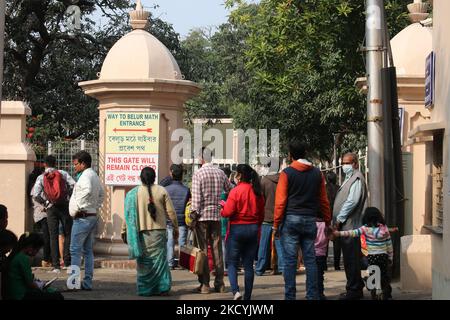 Des personnes à l'extérieur de la porte d'entrée de Belur Math, siège mondial de la Mission Ramakrishna, à Kolkata, en Inde, sur 31 décembre 2021. (Photo de Debajyoti Chakraborty/NurPhoto) Banque D'Images