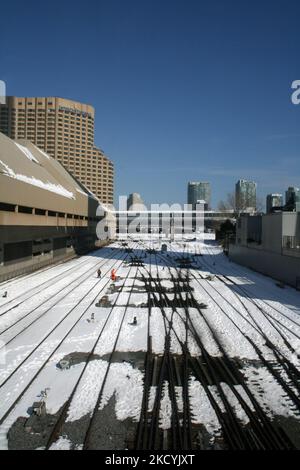 Les travailleurs déneigement et verglas des voies ferrées près de la gare Union à Toronto, Ontario, Canada, on 10 mars 2008. (Photo de Creative Touch Imaging Ltd./NurPhoto) Banque D'Images