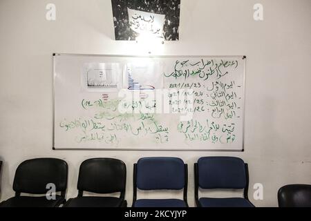 Les dates des jours de grève de la faim sont écrites sur un panneau mural dans une maison à Tunis, Tunisie, sur 30 décembre 2021, Là où les militants de l'initiative citoyens contre le coup d'État observent une grève de la faim qui a commencé il y a huit jours pour protester contre ce qu'ils ont appelé le coup d'État du président Kais Saied. Les militants ont exigé la libération des parlementaires emprisonnés, la suspension des procès militaires et la libération des personnes arrêtées sur 18 décembre lors du sit-in que les militants ont effectué sur l'avenue Habib Bourguiba. Depuis 25 juillet, le Président Kais Saied a pris des mesures exceptionnelles Banque D'Images