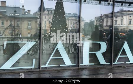 Le logo Zara est visible sur le centre commercial de Cracovie, en Pologne, sur 30 décembre 2021. (Photo de Jakub Porzycki/NurPhoto) Banque D'Images