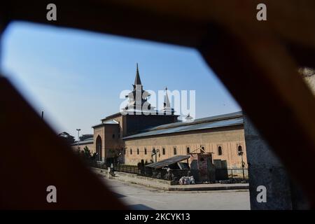 La grande mosquée du Cachemire déserte après que les autorités ont rejeté les prières du vendredi pendant 21st semaines consécutives à Srinagar, le Cachemire administré par l'Inde 31 décembre 2021.les autorités ont imposé des restrictions autour de Jamia Masjid interdisant aux gens d'offrir des prières de congrégations à la mosquée. (Photo de Muzamil Mattoo/NurPhoto) Banque D'Images