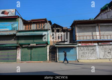 Un homme marche à l'extérieur de la grande mosquée fermée du Cachemire après que les autorités ont rejeté les prières du vendredi pendant 21st semaines consécutives à Srinagar, dans le Cachemire administré par l'Inde 31 décembre 2021.les autorités ont imposé des restrictions autour de Jamia Masjid interdisant aux personnes d'offrir des prières de congrégations à la mosquée. (Photo de Muzamil Mattoo/NurPhoto) Banque D'Images