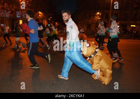 Les coureurs courent lors de l'essai populaire de l'édition 50th de la nationale-Nederlanden San Silvestre Vallecana comme ils passent par la Puerta de Alcala à Madrid 31 décembre 2021 Espagne (photo par Oscar Gonzalez/NurPhoto) Banque D'Images