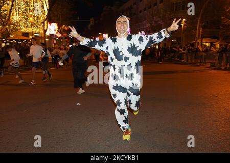 Les coureurs courent lors de l'essai populaire de l'édition 50th de la nationale-Nederlanden San Silvestre Vallecana comme ils passent par la Puerta de Alcala à Madrid 31 décembre 2021 Espagne (photo par Oscar Gonzalez/NurPhoto) Banque D'Images