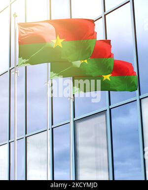 Mâts avec le drapeau du Burkina Faso devant le centre d'affaires Banque D'Images