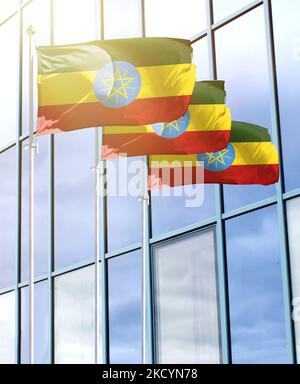 Les mâts avec le drapeau de l'Ethiopie en face du centre d'affaires Banque D'Images